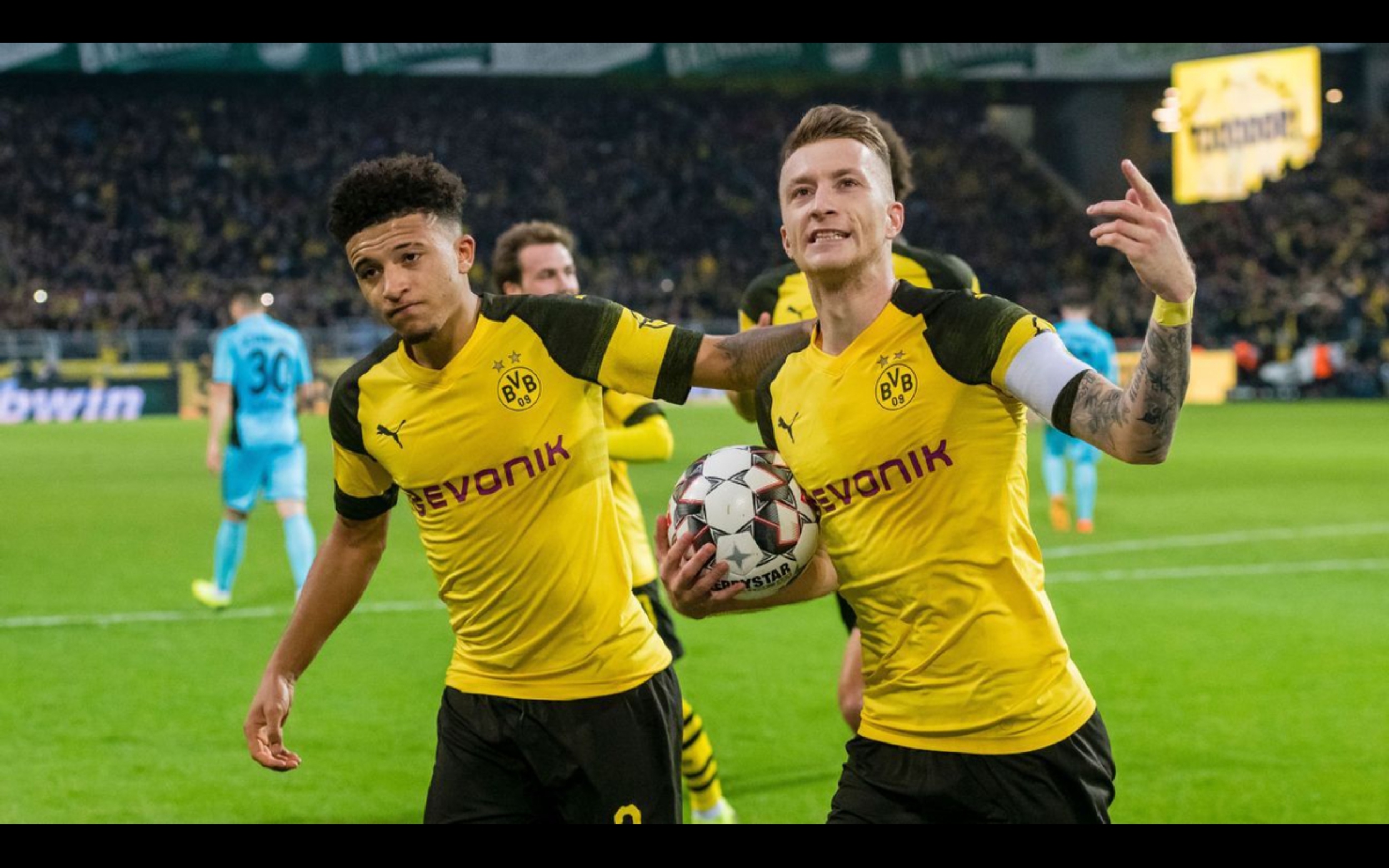 Toàn cảnh trận Freiburg đấu với Dortmund trên sân cỏ