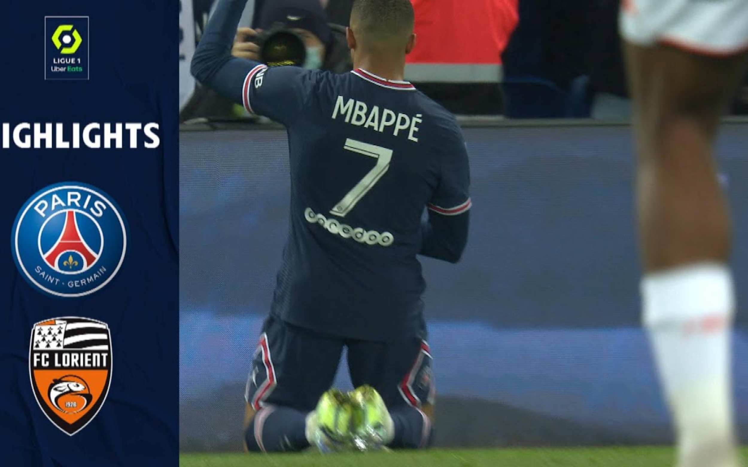 Trận đấu diễn ra với sự căng thẳng và chiến thuật thay đổi liên tục